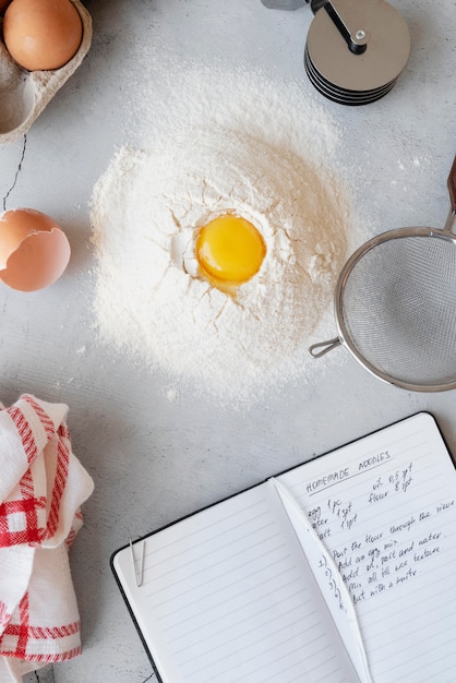 Draufsicht auf Rezeptbuch-Stillleben-Konzept