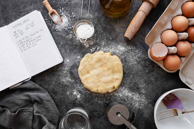 Draufsicht auf Rezeptbuch-Stillleben-Konzept