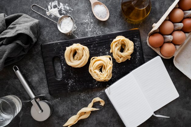 Draufsicht auf Rezeptbuch-Stillleben-Konzept