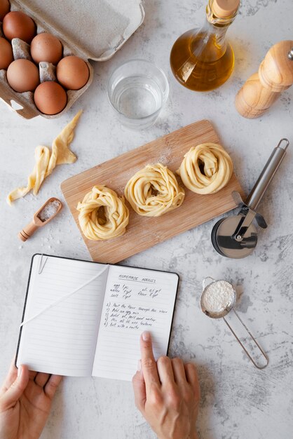 Draufsicht auf Rezeptbuch-Stillleben-Konzept