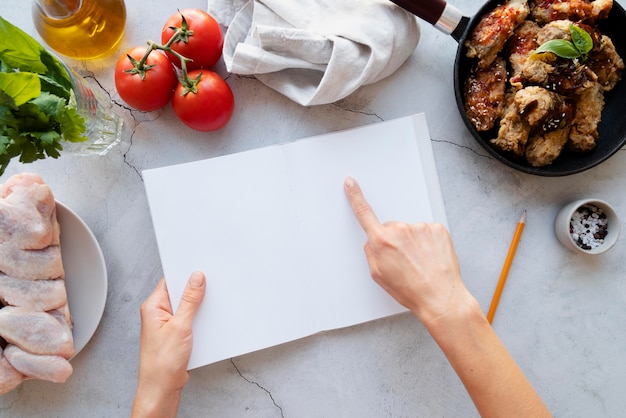 Draufsicht auf Rezeptbuch-Stillleben-Konzept