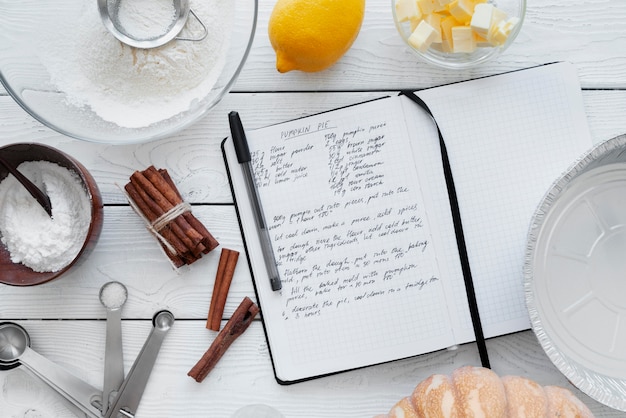 Draufsicht auf Rezeptbuch-Stillleben-Konzept