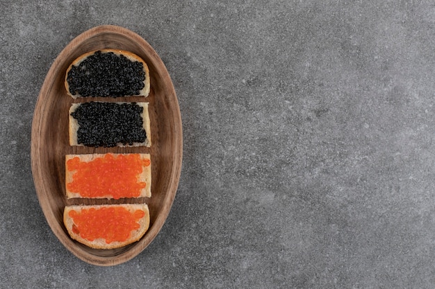 Draufsicht auf rote und schwarze Kaviar-Sandwiches.