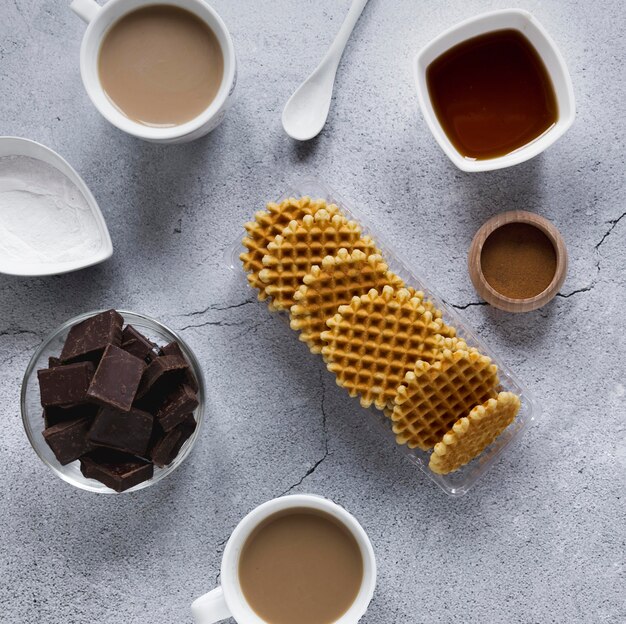 Draufsicht auf runde Waffeln mit Schokolade und Kaffee