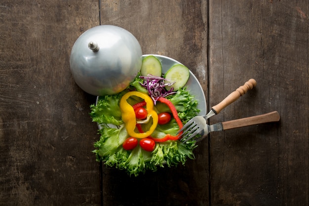 Draufsicht auf Salat mit einer Gabel