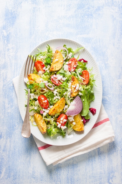 Draufsicht auf Salat mit Zwiebeln und Feta-Käse