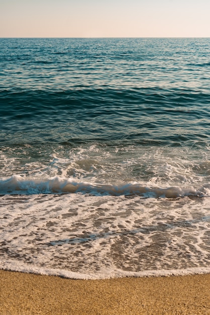 Draufsicht auf Sand, der Meerwasser trifft