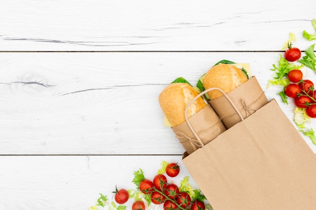 Kostenloses Foto draufsicht auf sandwiches mit tomaten und kopierraum