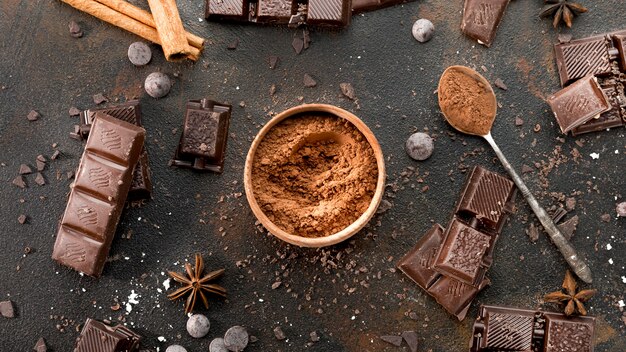 Draufsicht auf Schokolade und Kakao