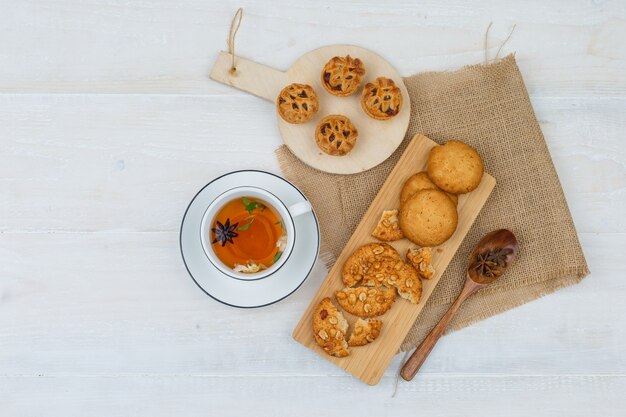 Draufsicht auf Snacks mit Kräutertee