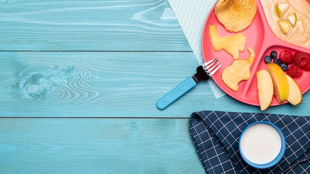 Kostenloses Foto draufsicht auf sortiment von früchten und babynahrung mit kopienraum