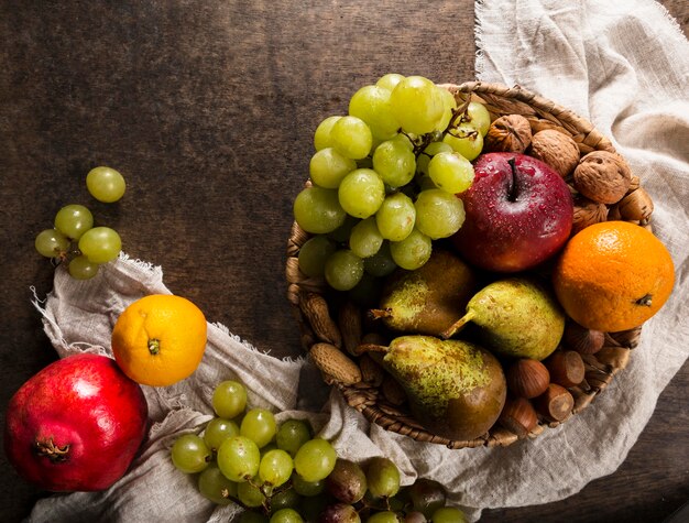 Draufsicht auf Sortiment von Herbstfrüchten