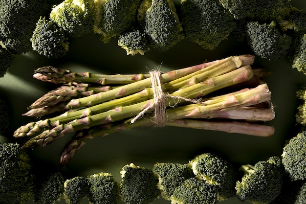 Kostenloses Foto draufsicht auf spargel mit brokkoli