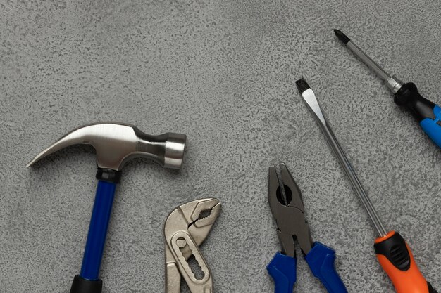 Draufsicht auf Stahlhammer mit anderen Bauelementen und Werkzeugen