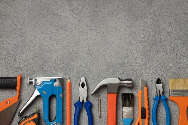 Draufsicht auf Stahlhammer mit anderen Bauelementen und Werkzeugen