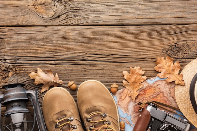 Kostenloses Foto draufsicht auf stiefel mit laterne und kopierraum