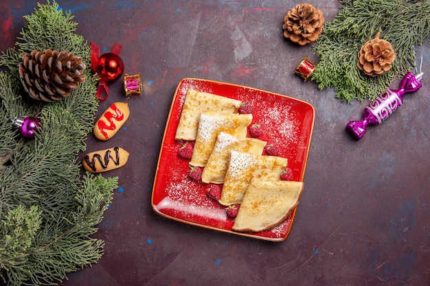 Kostenloses Foto draufsicht auf süße leckere pfannkuchen mit himbeeren auf schwarz