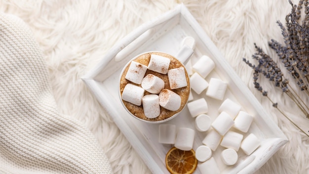 Kostenloses Foto draufsicht auf tablett mit tasse und marshmallows mit lavendel