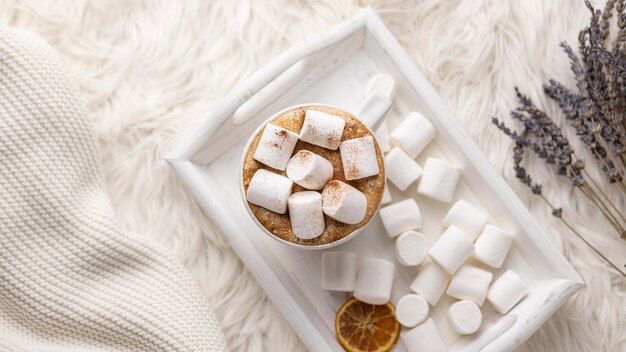 Draufsicht auf Tablett mit Tasse und Marshmallows mit Lavendel