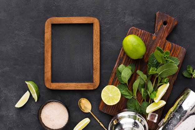 Draufsicht auf Tafel mit Cocktail Essentials und Minze