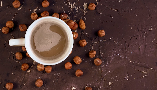 Draufsicht auf Tasse Kaffee und Nüsse