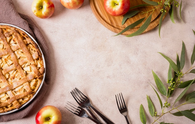 Kostenloses Foto draufsicht auf thanksgiving-apfelkuchen mit gabeln und kopierraum