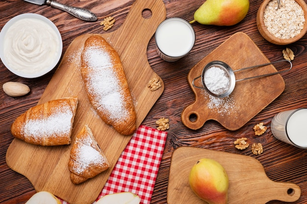 Draufsicht auf Tisch voller Essen