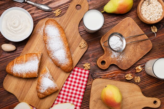 Draufsicht auf Tisch voller Essen