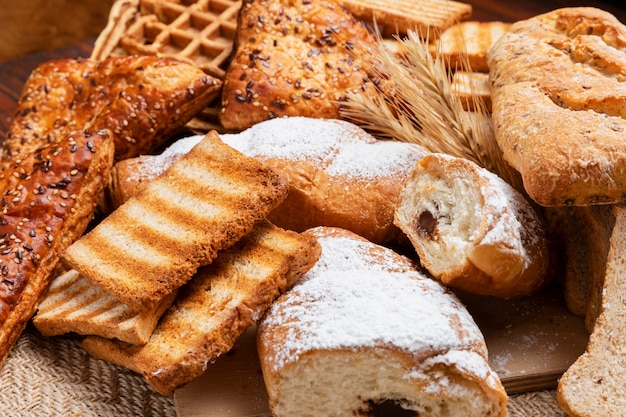 Draufsicht auf Tisch voller Essen