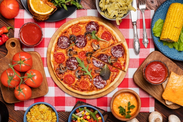 Draufsicht auf Tisch voller Essen