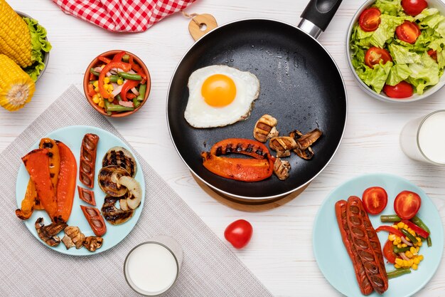 Draufsicht auf Tisch voller Essen