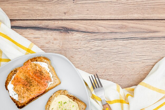 Draufsicht auf Toast mit Besteck und Kopierraum