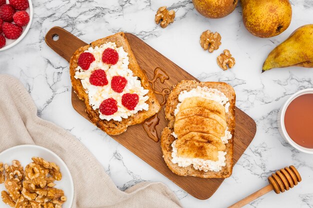 Draufsicht auf Toast mit Himbeeren auf Schneidebrett