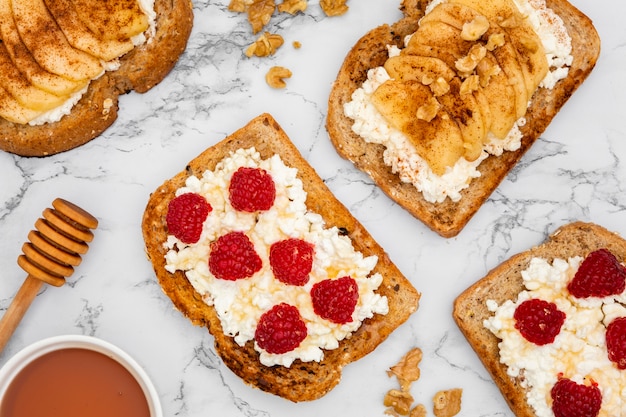 Draufsicht auf Toast mit Himbeeren