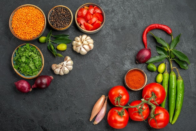 Draufsicht auf tomatenschalen mit linsenzwiebeln knoblauchkräuter gewürze tomaten paprika