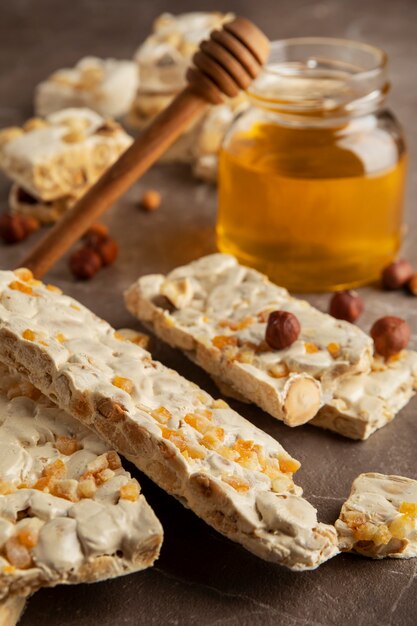 Draufsicht auf Turron-Dessert