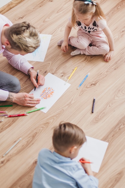 Draufsicht auf Vater Zeichnung mit seinen Kindern