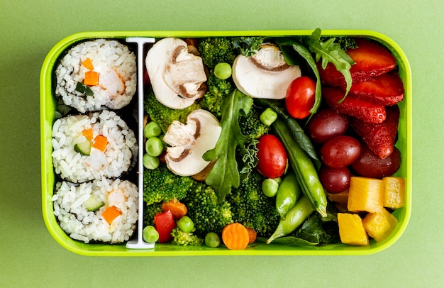 Draufsicht auf verpackten Fisch, Gemüse und Obst