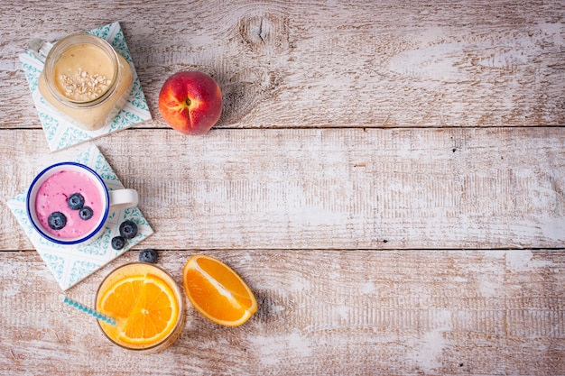 Draufsicht auf verschiedene Getränke zum Frühstück