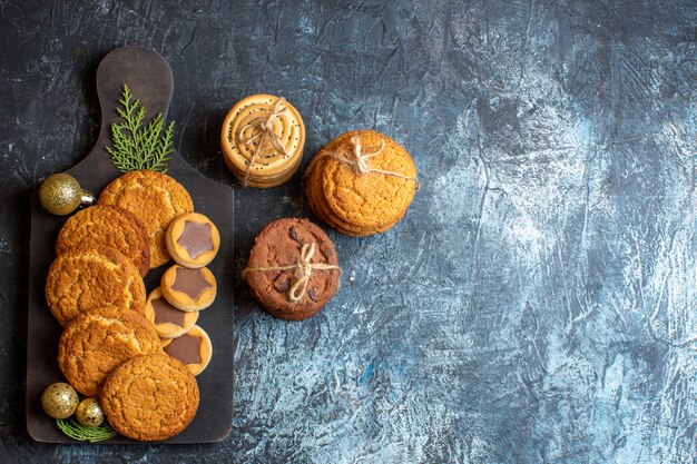 Draufsicht auf verschiedene leckere Kekse auf hell-dunklem Tisch Weihnachten süßes neues Jahr Zuckerplätzchen Tee freier Raum