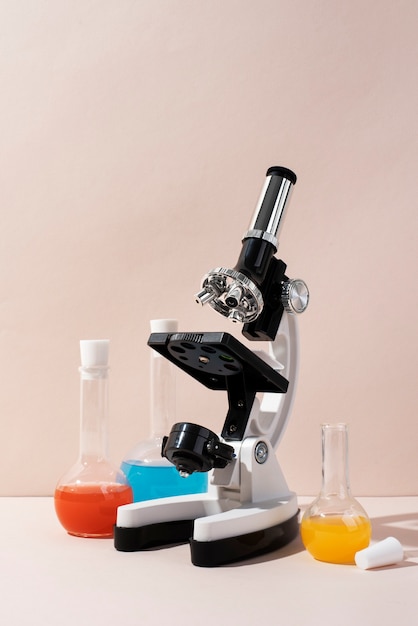 Draufsicht auf verschiedene medizinische Geräte mit Mikroskop