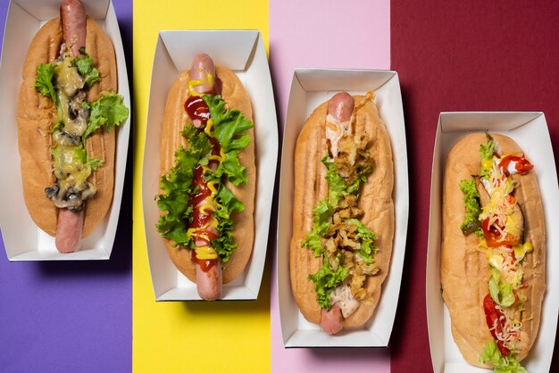 Draufsicht auf vier verschiedene füllende Hot Dogs