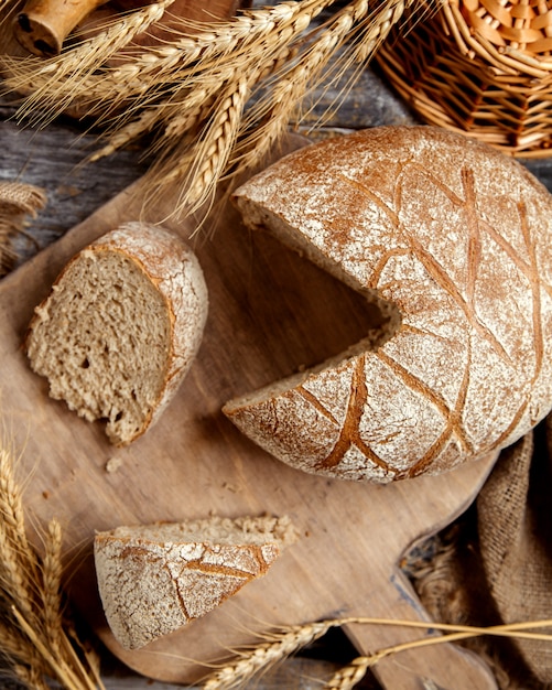 Draufsicht auf Vollkornbrot und seine Scheiben im rustikalen Stil serviert