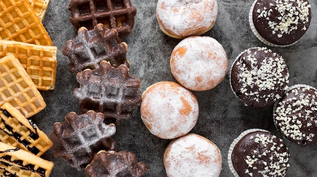 Kostenloses Foto draufsicht auf waffeln mit donuts