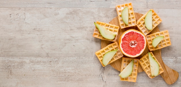 Kostenloses Foto draufsicht auf waffeln mit zitrusfrüchten und birnen