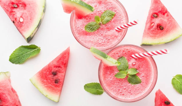 Draufsicht auf Wassermelonen-Cocktailgläser mit Strohhalmen und Minze
