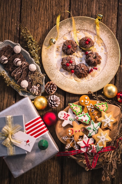 Draufsicht auf Weihnachtsplätzchen und Geschenke