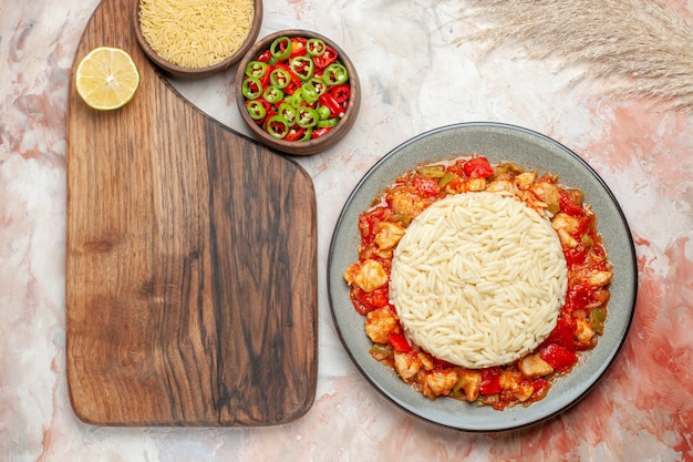 Draufsicht auf weißes Reismehl mit Hühnchen