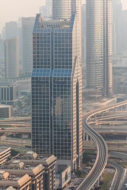 Draufsicht auf zahlreiche Autos in einem Verkehr in Dubai, Vereinigte Arabische Emirate