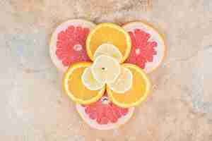 Kostenloses Foto draufsicht auf zitronen-, orangen- und grapefruitscheiben. hochwertiges foto